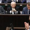 Jarosław Kaczyński słucha wystąpienia Donalda Tuska
