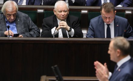 Jarosław Kaczyński słucha wystąpienia Donalda Tuska