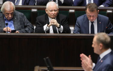 Jarosław Kaczyński słucha wystąpienia Donalda Tuska
