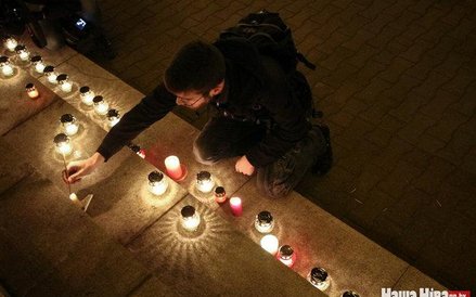 Akcja pamięci ofiar represji stalinowskich pod budynkiem białoruskiego KGB w Mińsku