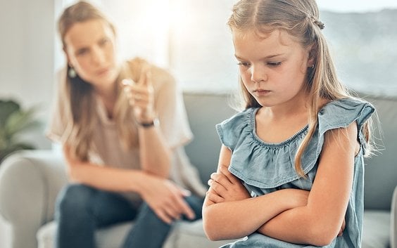 Frazy uznawane za normalne mogą mieć trwały destrukcyjny wpływ na psychikę dziecka. Działają jak sty