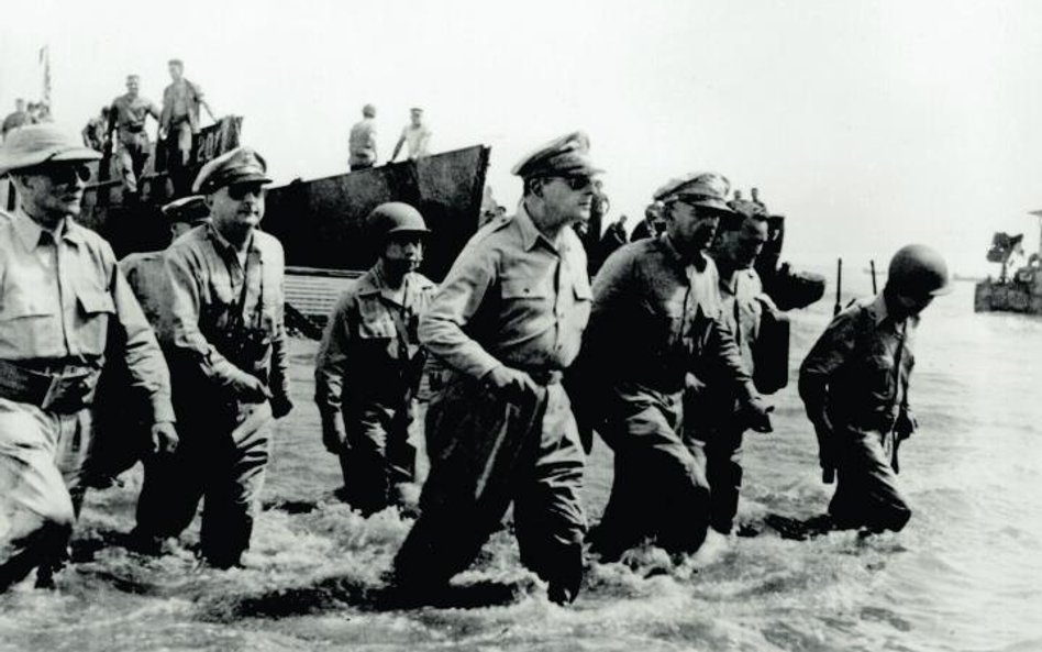 Gen. Douglas MacArthur na brzegu zatoki Leyte na Filipinach, 20 października 1944 r. Generał obiecał