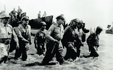 Gen. Douglas MacArthur na brzegu zatoki Leyte na Filipinach, 20 października 1944 r. Generał obiecał
