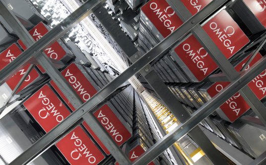 Magazyn widziany z góry – poniżej 30 tysięcy skrzynek z częściami do zegarków.