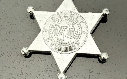 W aucie zatrzymanego 63-latka znajdowała się atrapa policyjnej odznaki oraz metalowa gwiazda szeryfa