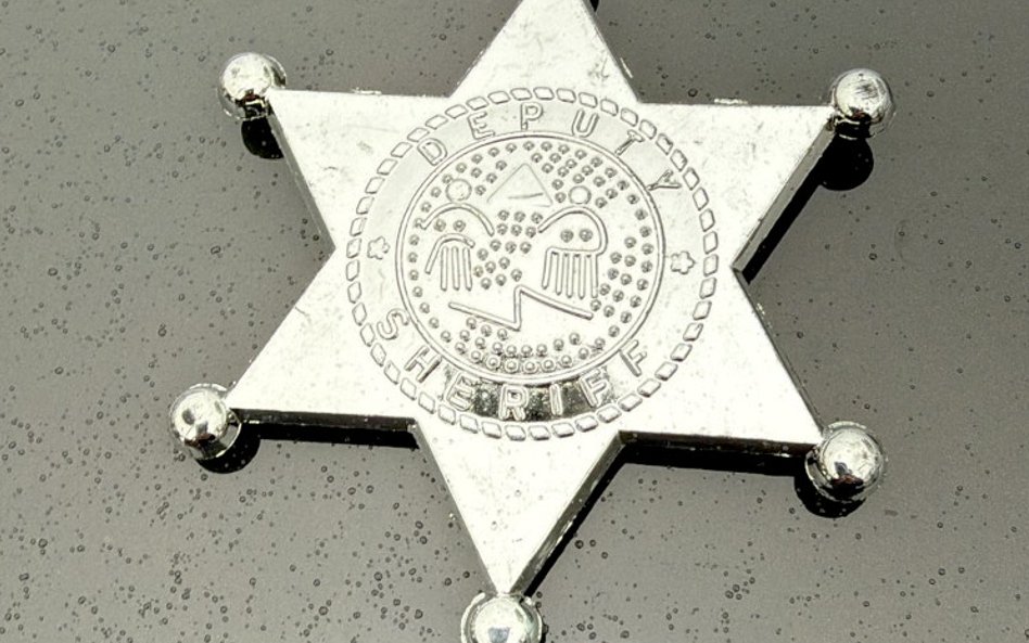 W aucie zatrzymanego 63-latka znajdowała się atrapa policyjnej odznaki oraz metalowa gwiazda szeryfa