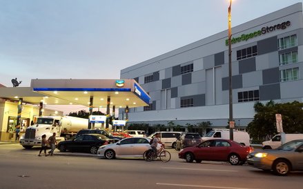 Zbawienie dla kierowców z Florydy uciekających przed Irmą - długo oczekiwana dostawa benzyny