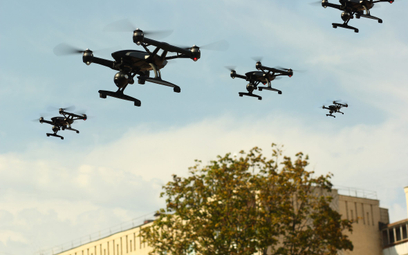 Roje dronów wspartych przez sztuczną inteligencję mogą skutecznie niszczyć wojska przeciwnika albo p