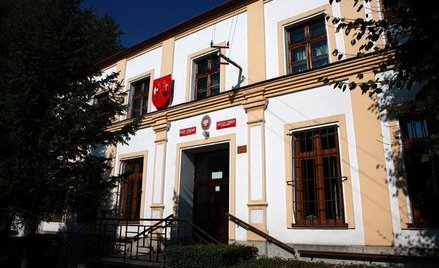 Radni nie mogą prowadzić działalności gospodarczej z wykorzystaniem mienia powiatu, w którym uzyskal