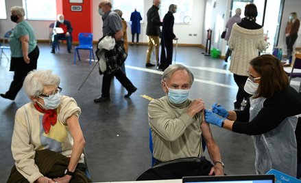 Brytyjczycy zaszczepili w sobotę niemal pół miliona osób