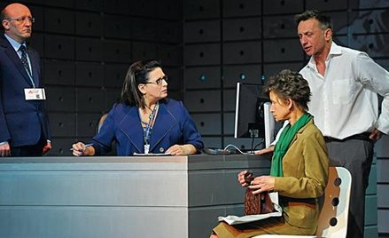 Nastrój osaczenia zastępują skecze między postaciami