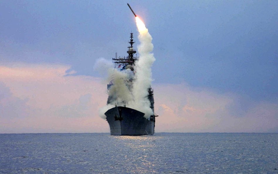 Moment wystrzelenia pocisku Tomahawk Land Attack Missile (TLAM) Marynarki Wojennej USA z krążownika 