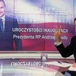 Krzysztof Ziemiec na tle plakatu Andrzeja Dudy