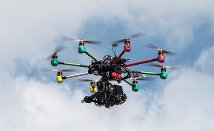 Macierewicz: Była próba penetracji przez dron Śródmieścia Warszawy