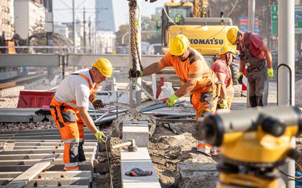 Układanie granitowych krawężników to ciężka i precyzyjna praca
