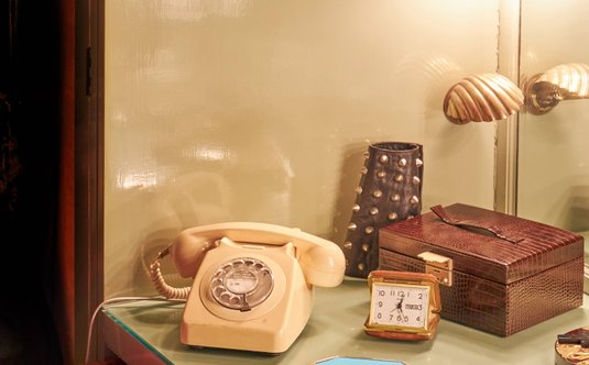 Mary Austin wystawia na sprzedaż także telefon, który Mercury trzymał przy łóżku.