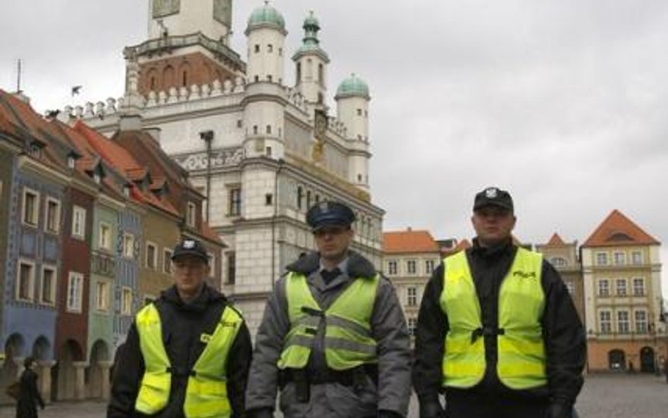 Funkcjonariusz już bez przesadnej ochrony