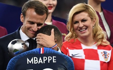 W czasie dekoracji po finale Macron i prezydent Chorwacji Kolinda Grabar-Kitarović czule wyściskali 