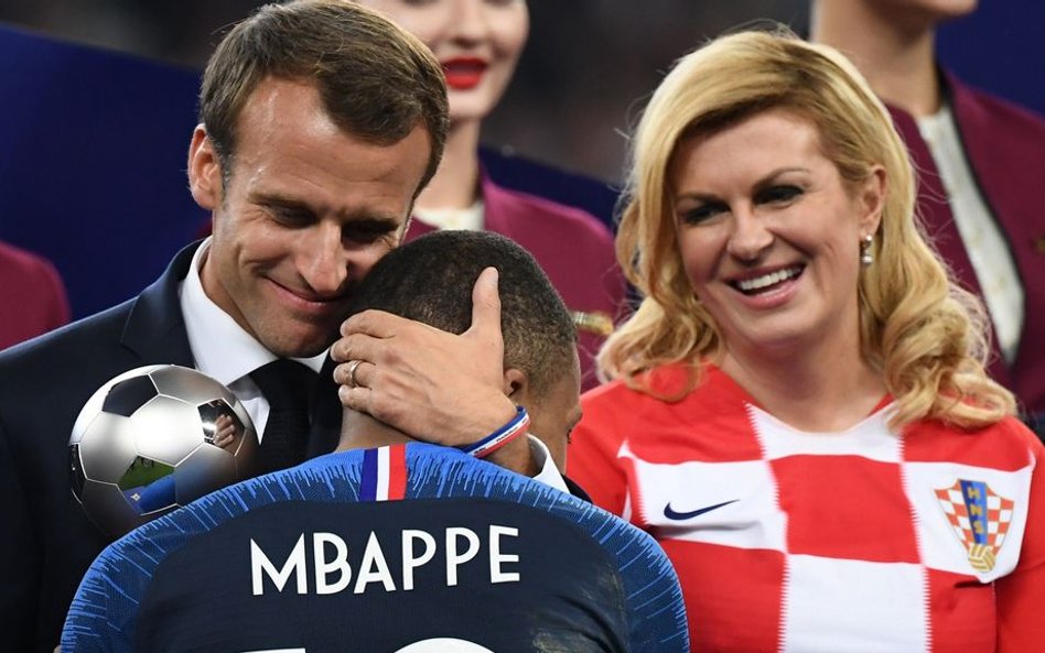 W czasie dekoracji po finale Macron i prezydent Chorwacji Kolinda Grabar-Kitarović czule wyściskali 