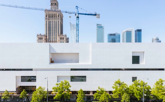 Bryła nowego Muzeum Sztuki  Nowoczesnej nawiązuje do modernizmu