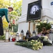 Znicze i kwiaty na terenie Kampusu Głównego UW w Warszawie