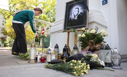 Znicze i kwiaty na terenie Kampusu Głównego UW w Warszawie