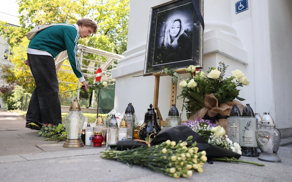 Znicze i kwiaty na terenie Kampusu Głównego UW w Warszawie