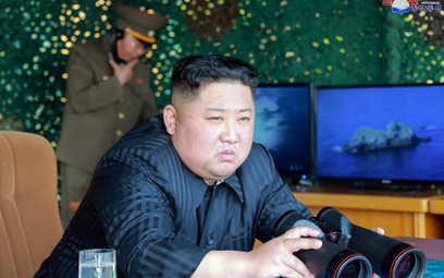 Kim Dzong Un w czasie obserwowania ćwiczeń swojej armii