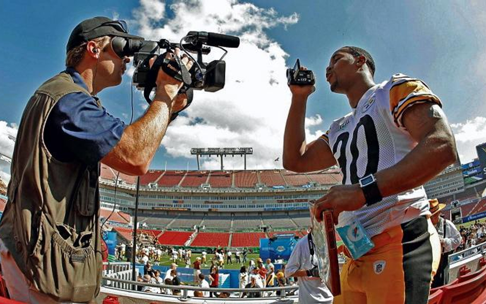 Roy Lewis z Pittsburgh Steelers robi sobie żarty z kamerzysty. Super Bowl mogłoby się równie dobrze 