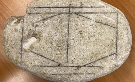 Tajemniczy rzymski kamień znajduje się w Het Romeins Museum w Heerlen w Holandii. Heerlen zostało zb