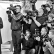 Lider partii Fidesz, premier Viktor Orban w otoczeniu fotoreporterów (11 kwietnia 2010 r.)