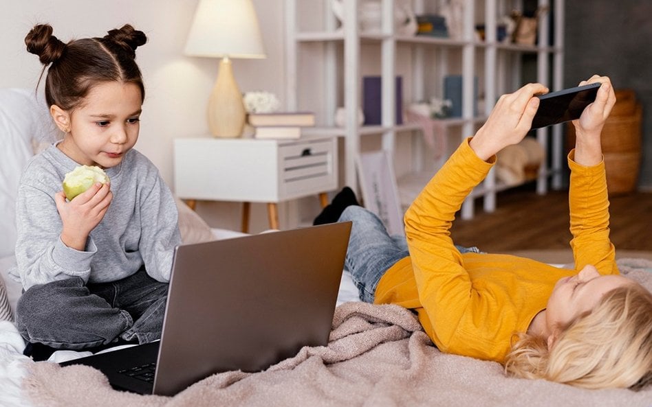 Dzieci i młodzież spędzają w internecie średnio ponad 4 godziny dziennie (dane za ostatni kwartał 20