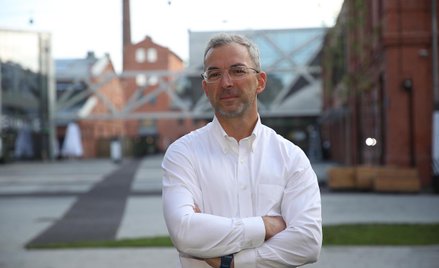 Daniel Pawełek przed jedną ze swoich restauracji, Koneser Grill w Warszawie.