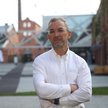 Daniel Pawełek przed jedną ze swoich restauracji, Koneser Grill w Warszawie.