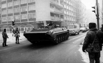 Bojowy wóz piechoty na ulicach Warszawy w grudniu 1981 roku