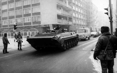 Bojowy wóz piechoty na ulicach Warszawy w grudniu 1981 roku