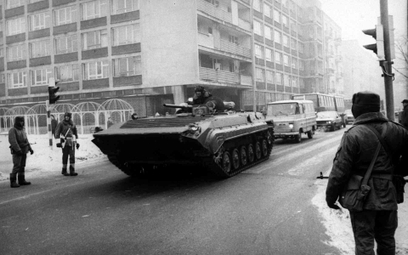 Bojowy wóz piechoty na ulicach Warszawy w grudniu 1981 roku