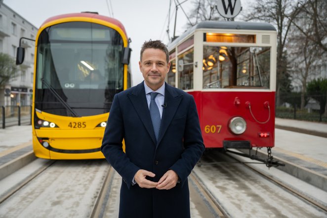 Prezydent Rafał Trzaskowski na tle symbolicznej tramwajowej pary, która łączy czasy starej linii z n