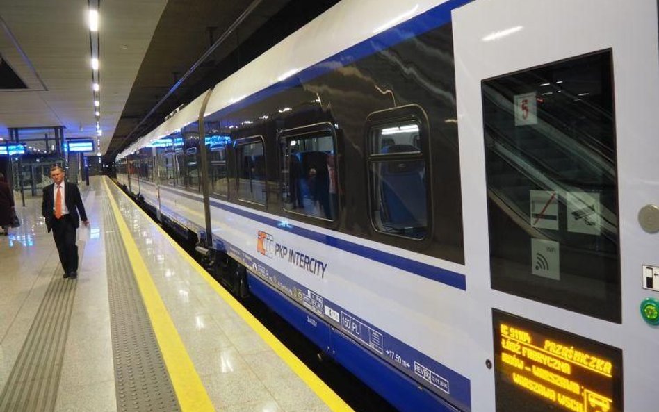 PKP Intercity: Więcej wagonów na święta i Nowy Rok