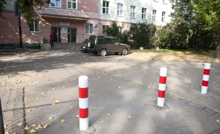 Sondaż: Czy zlikwidować słupki, które odgradzają jezdnie od chodników