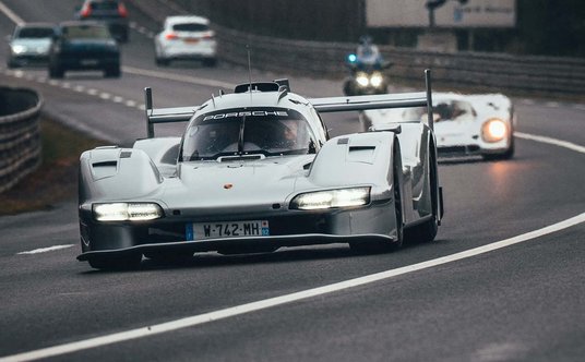 Porsche 963 RSP i w tle Porsche 917