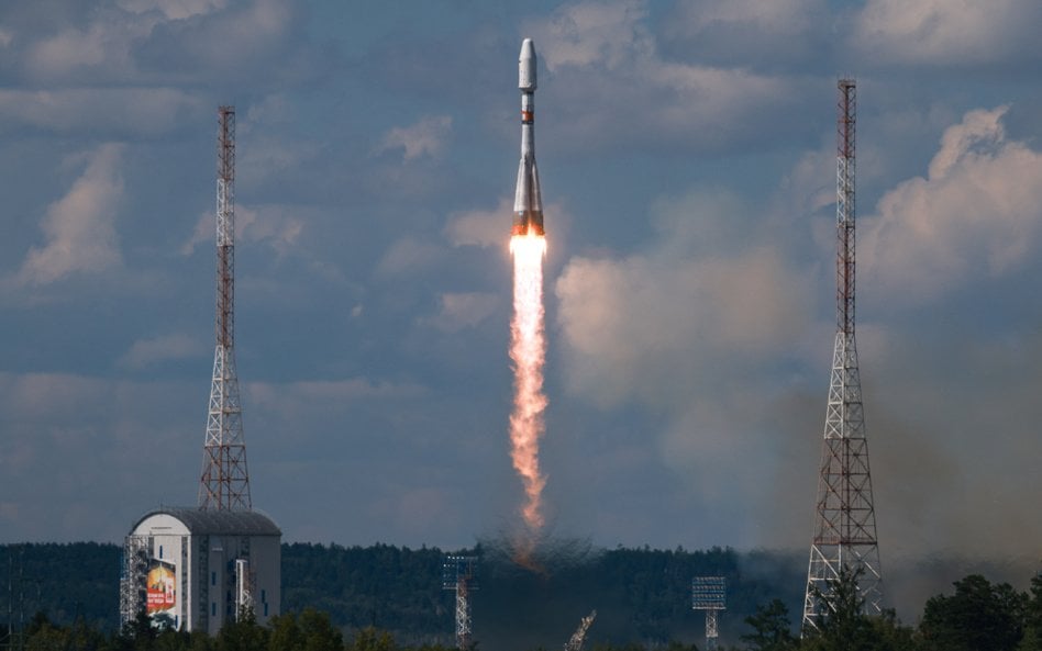 Rakieta nośna Sojuz-2.1b z górnym stopniem Fregat, wynosząca dwa satelity Ionosfera-M i 18 ładunków,