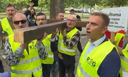 Robert Bąkiewicz w czasie demonstracji w Berlinie