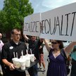 Protest aktywistów gejowskich pod jedną z restauracji sieci Chick-fil-A. Widoczny na zdjęciu pracown