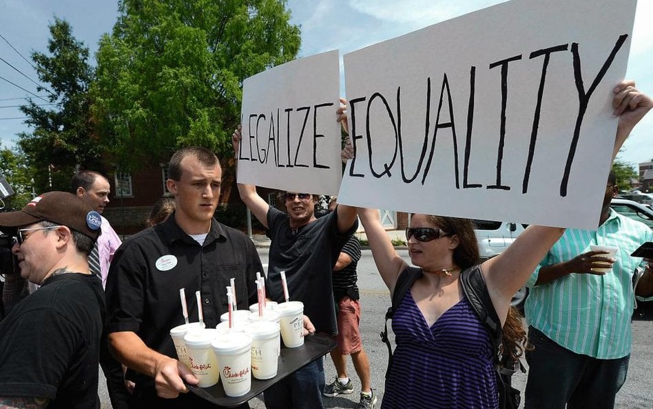 Protest aktywistów gejowskich pod jedną z restauracji sieci Chick-fil-A. Widoczny na zdjęciu pracown