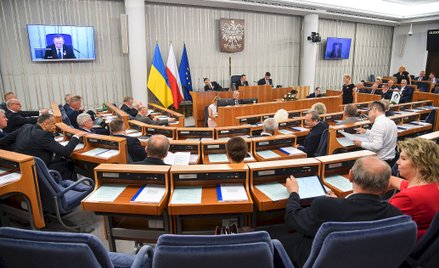 Senatorowie na sali posiedzeń Senatu w Warszawie