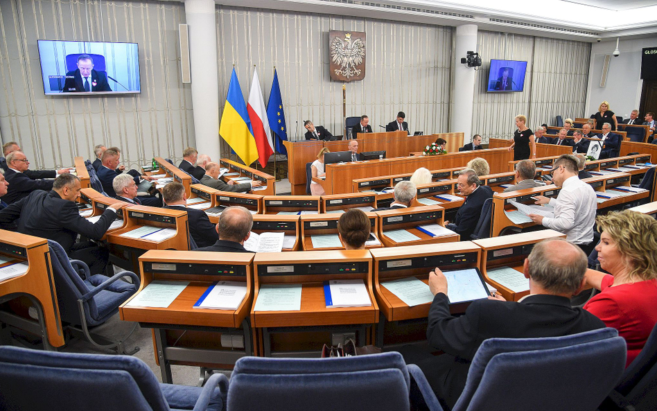 Senatorowie na sali posiedzeń Senatu w Warszawie.