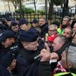 Protestujący i policja przed siedzibą Trybunału Konstytucyjnego w Warszawie, 14 października 2026 r.