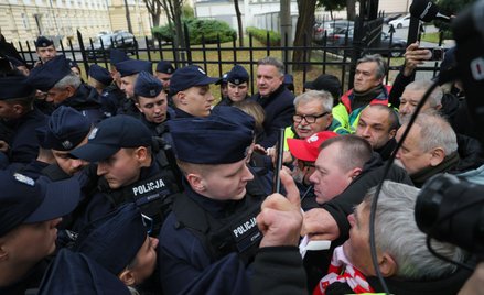 Protestujący i policja przed siedzibą Trybunału Konstytucyjnego w Warszawie, 14 października 2026 r.