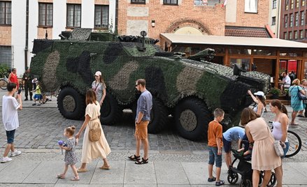 Piknik wojskowy na Starym Mieście w Elblągu podczas obchodów Święta Wojska Polskiego